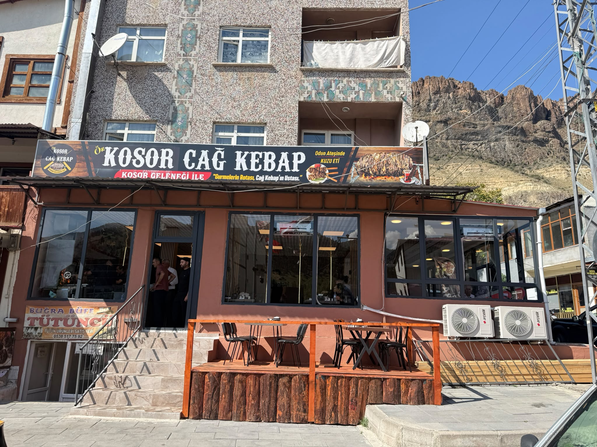 Öz Kosor Cağ Kebap’ın dağ manzaralı dış cephesi