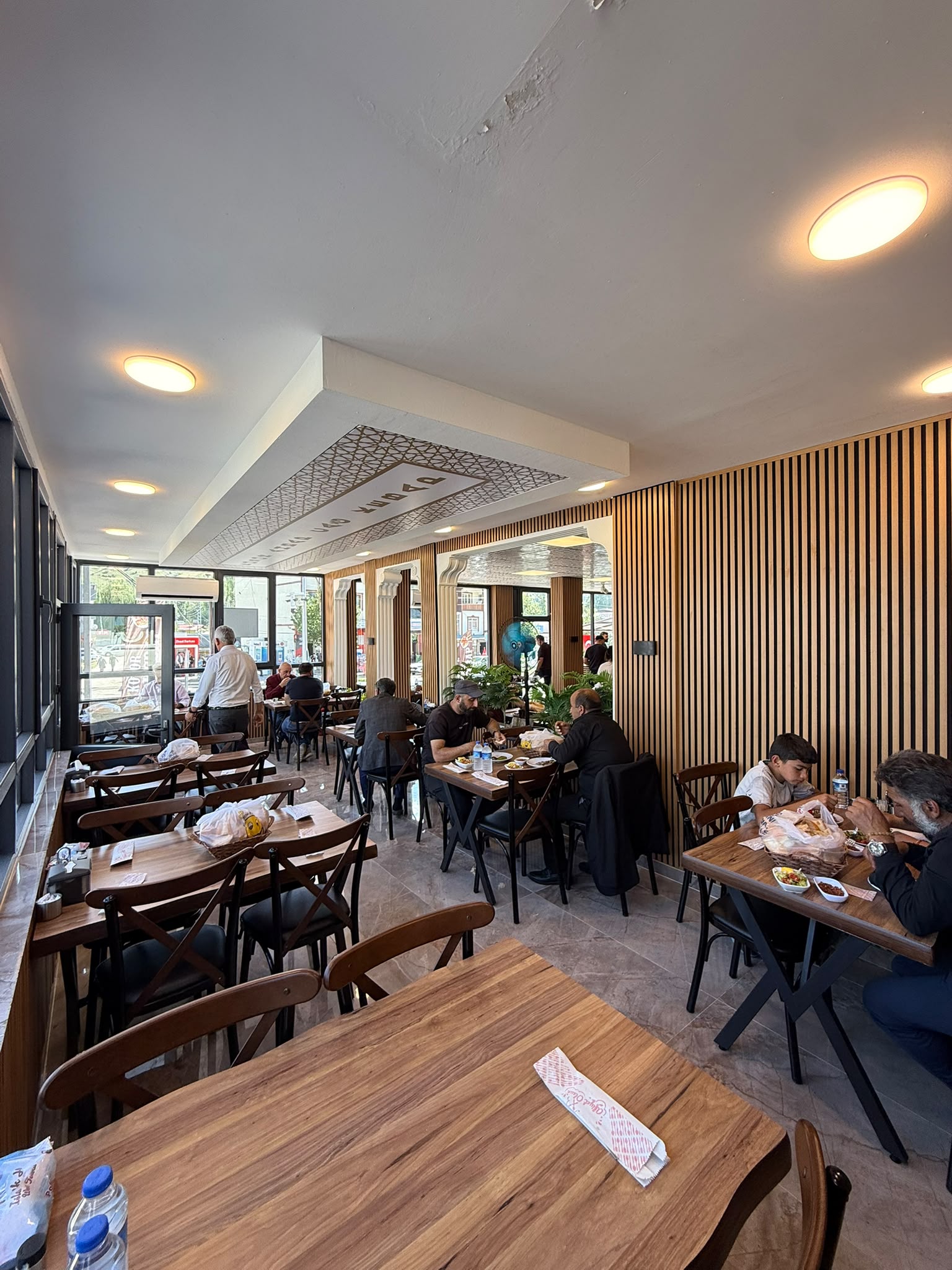 Öz Kosor Cağ Kebap’ın salonu ve misafirleri